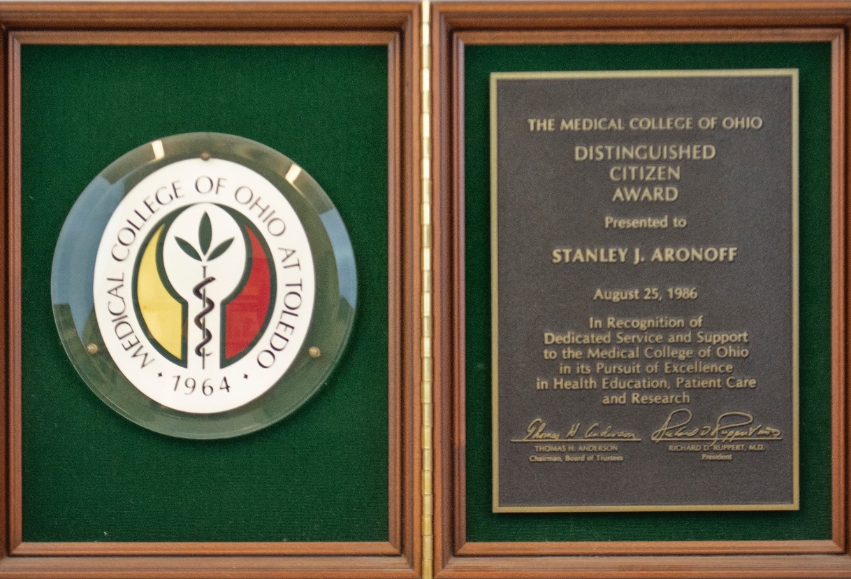 The Medical College of Ohio Distinguished Citizen Award presented to Stanley J. Aronoff